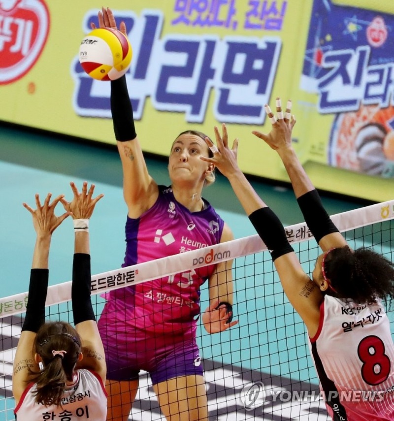 (인천=연합뉴스) 18일 인천 삼산월드체육관에서 열린 여자프로배구 흥국생명배구단 핑크스파이더스와 KGC 인삼공사 배구단의 경기. 1세트 흥국생명 옐레나가 스파이크하고 있다.