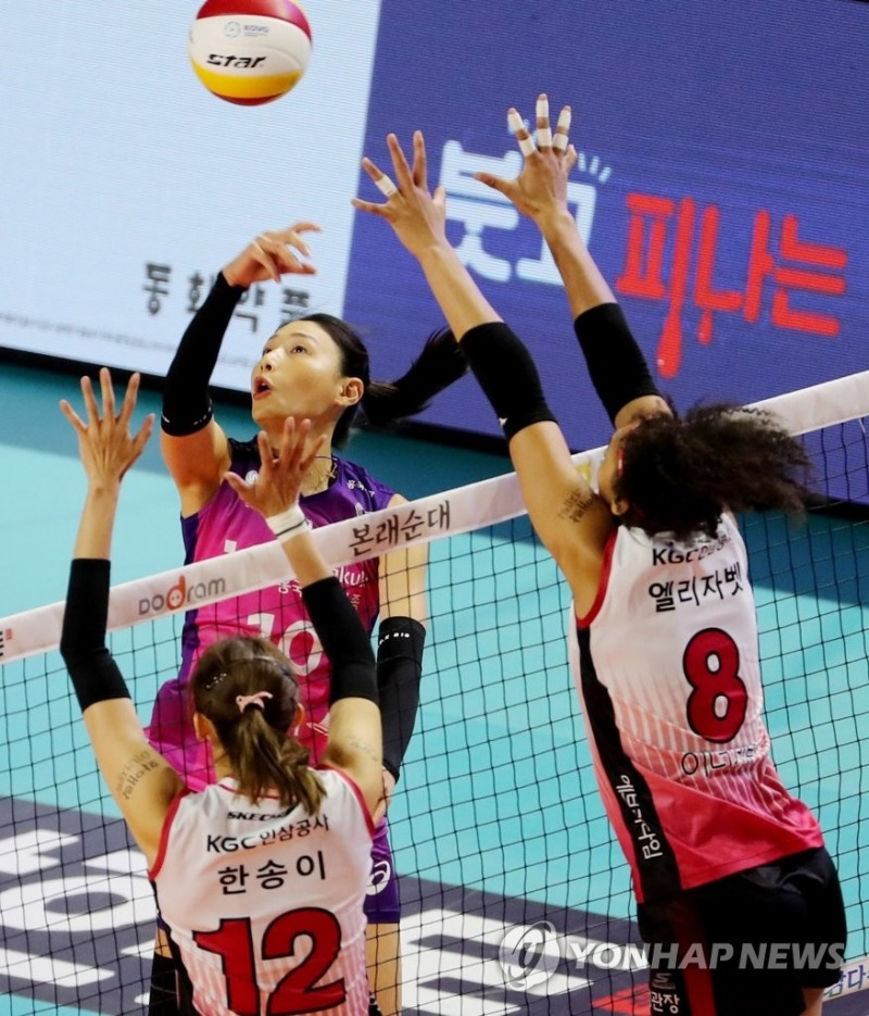 (인천=연합뉴스) 18일 인천 삼산월드체육관에서 열린 여자프로배구 흥국생명배구단 핑크스파이더스와 KGC 인삼공사 배구단의 경기. 1세트 흥국생명 김연경이 공격하고 있다.