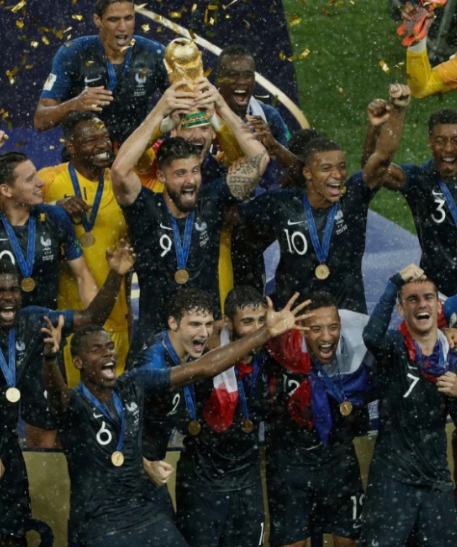 월드컵 '승자의 저주'는 월드컵에서 우승했던 유럽 국가들은 다음 대회에서 초반 굴욕을 당하고 조별 리그에서 탈락한다는 것이다. 사진은 2018년 러시아 월드컵 우승팀 프랑스 선수들이 환호하는 모습. 