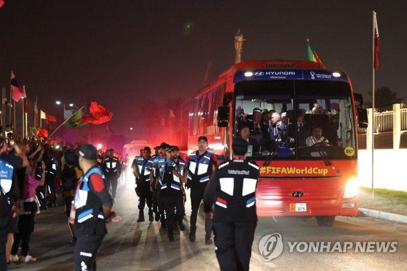 (도하=연합뉴스) 대한민국의 2022 카타르 월드컵 조별리그 3차전 상대인 포르투갈 축구대표팀이 19일 오전(현지시간) 축구 팬들의 열띤 응원 속에 경찰의 호위를 받으며 대표팀 숙소인 도하의 알삼리야 오토그래프 콜렉션 호텔로 들어서고 있다.
