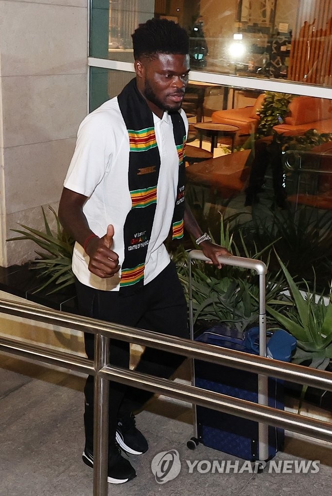 (도하=연합뉴스) 2022 카타르 월드컵 대한민국 축구 국가대표팀의 조별리그 상대인 가나 대표팀이 18일(현지시간) 오후 카타르 도하에 입성했다.가나의 토마스 파티가 숙소인 더블트리 바이 힐튼 호텔로 들어가고 있다.
