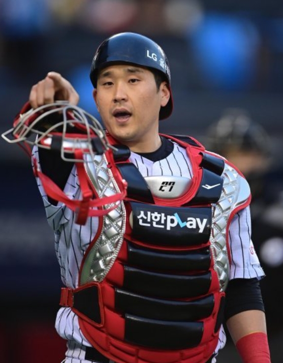 올시즌 포수 FA 빅 3로 꼽힌 유강남이 WBC 대표팀 명단에서 유일하게 제외됐다. FA 시장에서는 어떻게 평가할까?