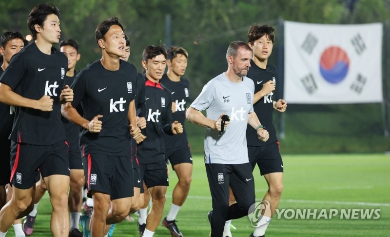 (도하=연합뉴스) 2022 카타르 월드컵 개막을 이틀 앞둔 18일(현지시간) 카타르 도하 알에글라 훈련장에서 대표팀 선수들이 운동장을 뛰며 몸을 풀고 있다.