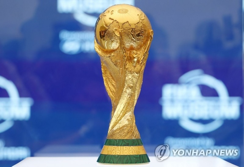(도하=연합뉴스) 2022 카타르 월드컵 개막을 나흘 앞둔 16일(현지시간) 카타르 도하 FIFA 팬 페스티벌 행사장 내 설치된 FIFA 박물관 특별전시회 공식 오프닝 이벤트에서 공개된 대회 우승 트로피 모습.