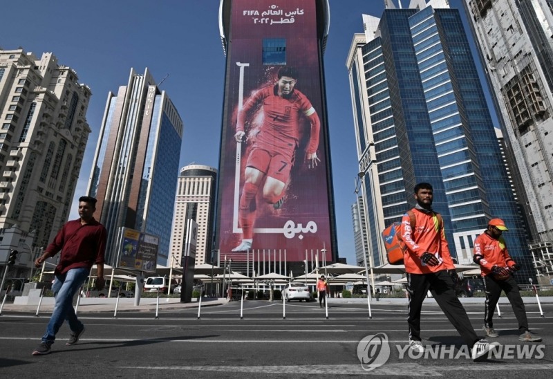 (도하 AFP=연합뉴스) 2022 국제축구연맹(FIFA) 카타르 월드컵 개막을 사흘 앞둔 17일(현지시간) 카타르 도하의 한 건물 외벽에 한국 축구 국가대표팀 주장 손흥민(30·토트넘 홋스퍼)의 사진이 걸려있다. 중동에서 처음으로 열리는 카타르 월드컵은 오는 20일 막을 올린다.