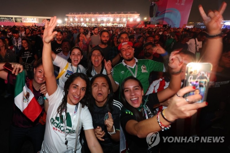 (도하=연합뉴스) 2022 카타르 월드컵 개막을 하루 앞둔 20일(한국시간) 카타르 도하 알 비다 파크 '피파 펜 페스티벌' 개막행사를 찾은 축구팬들이 축제를 즐기고 있다.피파 팬 페스티벌은 축구팬들을 위해 월드컵 생중계를 비롯한 다양한 전시와 공연이 펼쳐지는 공간으로 오는 12월 18일까지 운영된다.