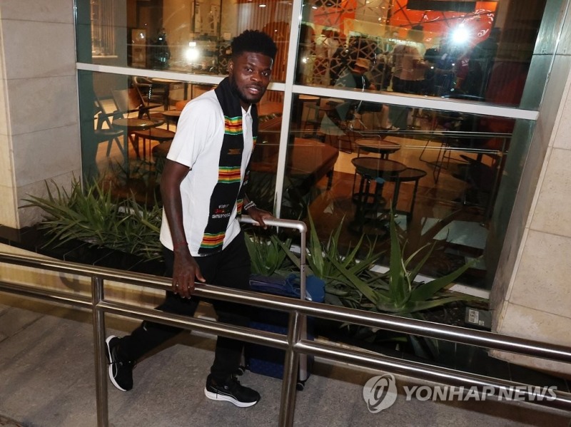 (도하=연합뉴스) 가나의 토마스 파티가 숙소인 더블트리 바이 힐튼 호텔로 들어가고 있다.