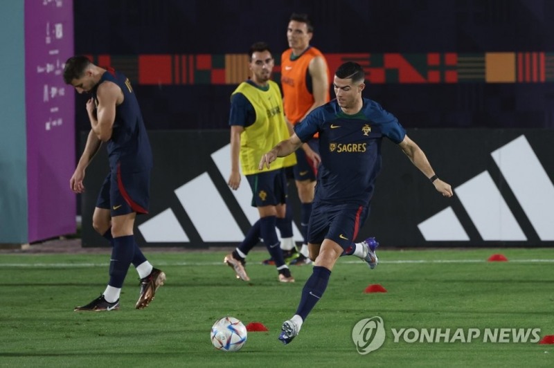 (도하=연합뉴스) 2022 카타르 월드컵에서 한국과 조별리그 3차전을 치르는 포르투갈 축구대표팀의 크리스티아누 호날두가 19일 오후(현지시간) 카타르 도하 외곽 알샤하니야 SC 훈련장에서 진행된 첫 적응훈련에서 슛을 하고 있다.37세의 호날두는 2006년 독일 대회부터 5회 연속 월드컵 본선 그라운드를 누빈다.