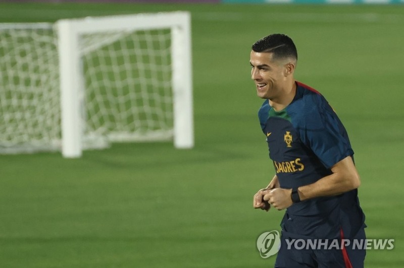 (도하=연합뉴스) 2022 카타르 월드컵에서 한국과 조별리그 3차전을 치르는 포르투갈 축구대표팀의 크리스티아누 호날두가 19일 오후(현지시간) 카타르 도하 외곽 알샤하니야 SC 훈련장에서 첫 적응훈련을 하고 있다.37세의 호날두는 2006년 독일 대회부터 5회 연속 월드컵 본선 그라운드를 누빈다.