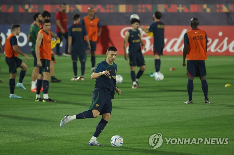 (도하=연합뉴스) 2022 카타르 월드컵에서 한국과 조별리그 3차전을 치르는 포르투갈 축구대표팀의 크리스티아누 호날두가 19일 오후(현지시간) 카타르 도하 외곽 알샤하니야 SC 훈련장에서 진행된 첫 적응훈련에서 슛을 하고 있다.37세의 호날두는 2006년 독일 대회부터 5회 연속 월드컵 본선 그라운드를 누빈다.