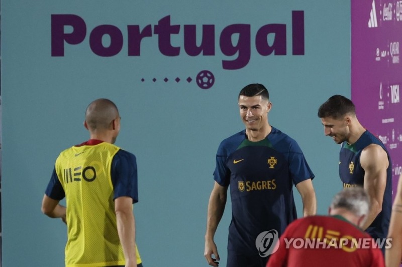 (도하=연합뉴스) 2022 카타르 월드컵에서 한국과 조별리그 3차전을 치르는 포르투갈 축구대표팀의 크리스티아누 호날두(가운데)와 후벵 디아스(오른쪽)가 19일 오후(현지시간) 카타르 도하 외곽 알샤하니야 SC 훈련장에서 첫 적응훈련을 하던 중 환하게 웃고 있다.