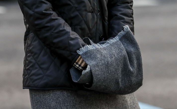 지난 16일 서울 종로구 광화문네거리에서 한 시민이 목도리를 손에 감고 이동하고 있다.