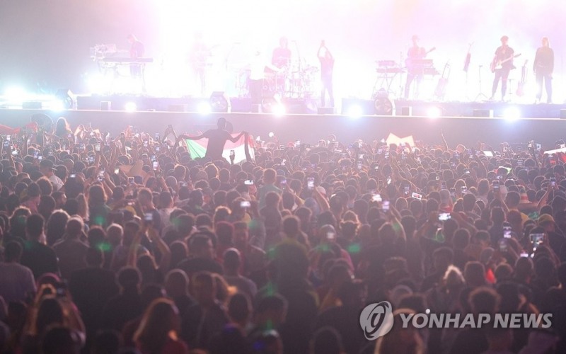 (도하=연합뉴스) 2022 카타르 월드컵 개막을 하루 앞둔 20일(한국시간) 카타르 도하 알 비다 파크 '피파 펜 페스티벌' 개막행사에서 축하 공연이 진행되고 있다.피파 팬 페스티벌은 축구팬들을 위해 월드컵 생중계를 비롯한 다양한 전시와 공연이 펼쳐지는 공간으로 오는 12월 18일까지 운영된다.한편 2022 카타르 월드컵은 한국시간 21일 오전 1시 개최국 카타르와 에콰도르의 경기를 시작으로 12월 19일까지 열린다.