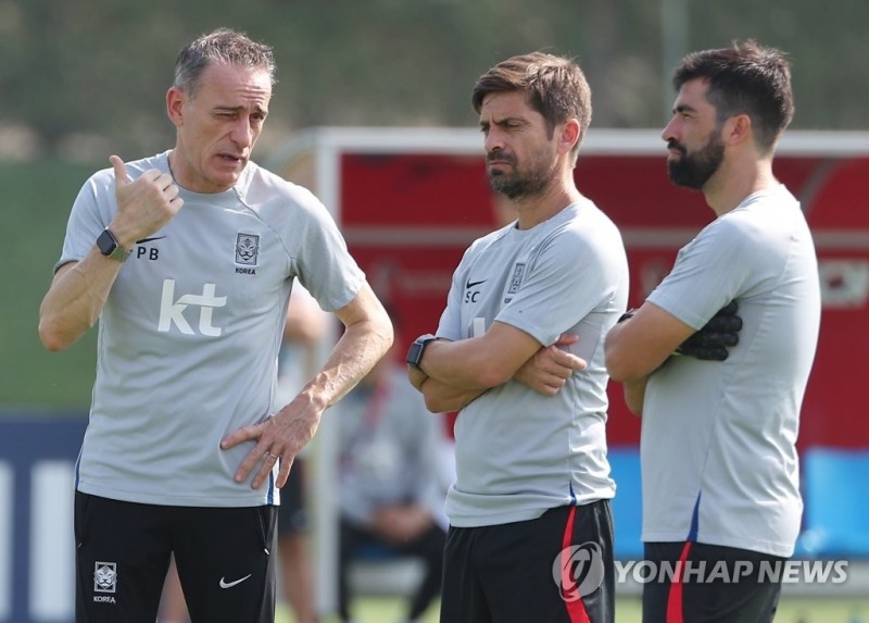 (도하=연합뉴스) 2022 카타르 월드컵 대표팀 파울루 벤투 감독이 대회 개막을 하루 앞둔 19일(현지시간) 카타르 도하 알에글라 훈련장에서 코치들과 이야기하고 있다.왼쪽부터 벤투 감독, 세르지우 코스타 수석코치, 비토르 실베스트레 GK 코치.