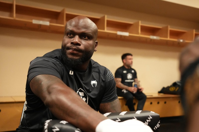 헤비급 KO왕 루이스, 감량 위장 통증으로 갑자기 경기 취소-UFC FN215