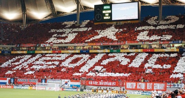 2002년 한일월드컵 한국가 이탈리아전 16강전 당시 관중석에 등장한 '꿈은 이루어진다'의 붉은 악마 구호.