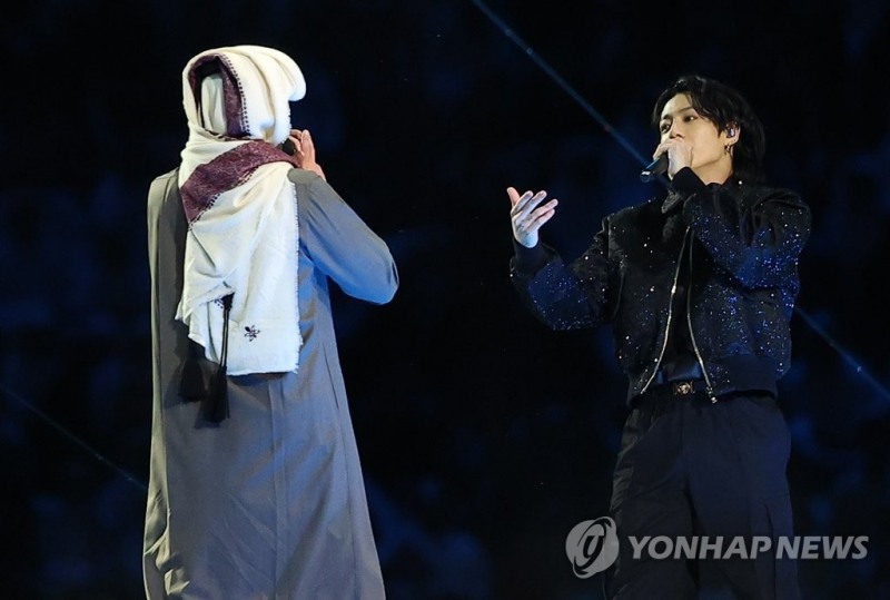 (알코르<카타르>=연합뉴스) 20일(현지시간) 카타르 알코르 알바이트 스타디움에서 열린 2022 카타르 월드컵 개막식 공연에서 BTS멤버 정국이 대회 OST인 '드리머스'를 부르고 있다.
