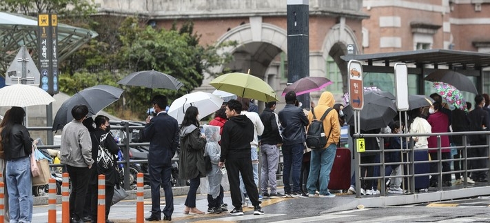 가을비가 내리는 지난 9일 오후 서울역 택시승강장에서 시민들이 줄 서 있다.