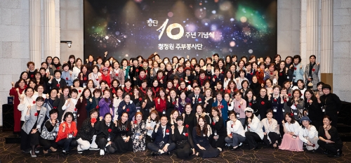 18일 서울 양재동 소재 엘타워에서 열린 ‘청정원 주부봉사단 창단 10주년 기념식’에서 청정원 주부봉사단, 대상㈜ 나광주 ESG경영실장 및 대상㈜ 관계자 등이 기념 사진을 촬영하고 있다. / 사진 제공 = 대상㈜