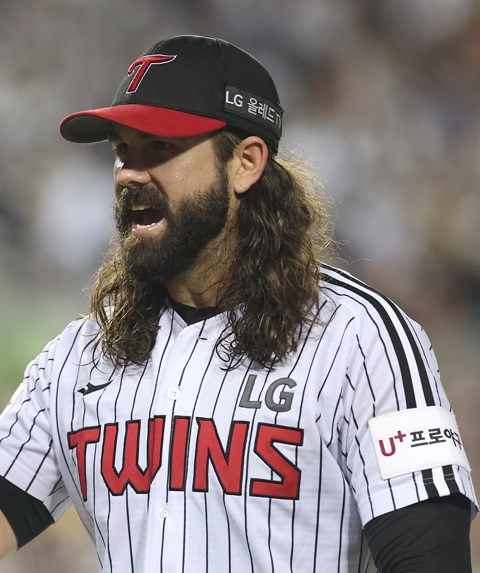 KBO 입성 4년만에 다승왕에 오른 켈리는 2023년에도 특별한 이변이 없는 한 LG 유니폼을 입을 것으로 보인다.