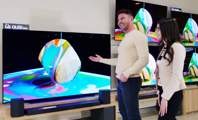 LG전자가 호주 대표 소비자 매체 '초이스'로부터 7년 연속 '최고 TV 브랜드'에 선정됐다. 호주 고객들이 LG 올레드 에보를 살펴보고 있다. (사진 = LG전자 제공)