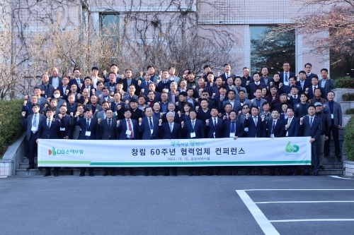 18일 DB인재개발원에서 열린 협력업체 콘퍼런스에서 DB손해보험 김정남 부회장 및 임직원들과 협력업체 임직원들이 기념촬영을 하고 있다. / 사진 제공 = DB손해보험