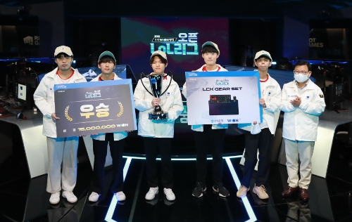 우리은행(은행장 이원덕)은 지난 19일 서울 종로구에 위치한 롤파크에서 제1회 우리WON뱅킹 오픈LoL리그 결승전 시상식을 진행했다. 이원덕 우리은행장(맨 오른쪽)이 우승팀 TGA.B와 기념촬영을 하고 있다. / 사진 제공 = 우리은행