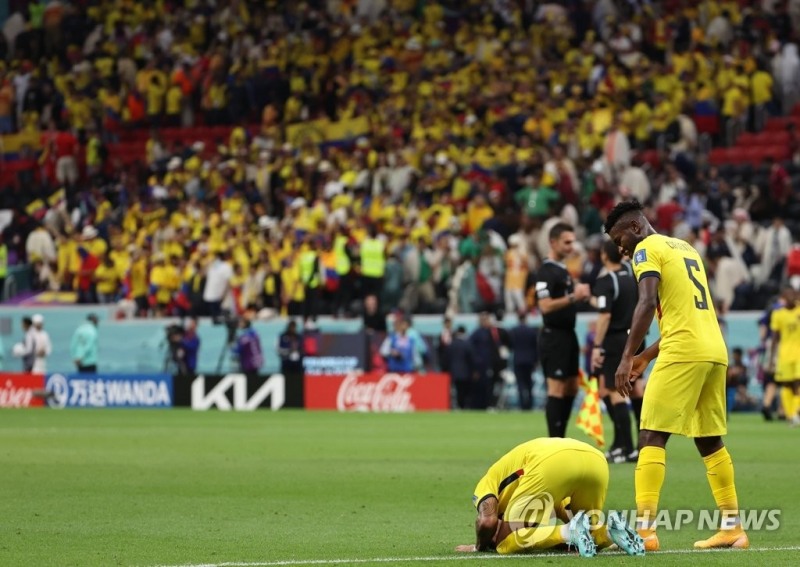 (알코르=연합뉴스) 20일 오후(현지시간) 카타르 알코르 알바이트 스타디움에서 열린 2022 카타르 월드컵 개막전 카다르 대 에콰도르 경기.2-0으로 승리한 에콰도르 선수들이 기뻐하고 있다.