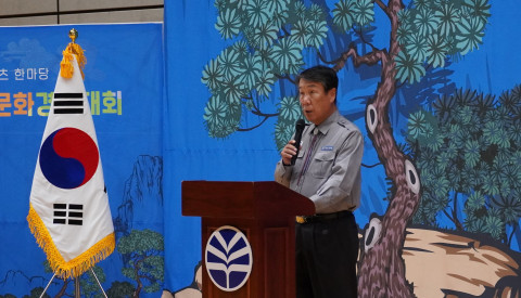 경연에 앞서 임호영 소년연맹 총재가 인사말을 하고 있다