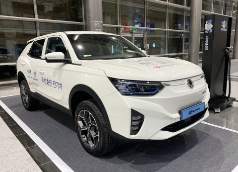 쌍용자동차가 전시한 무선충전 플랫폼