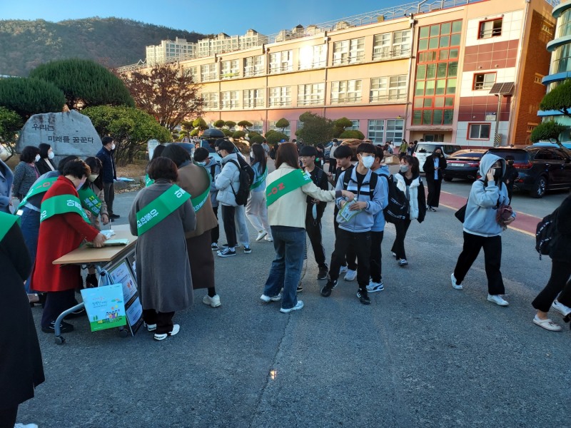 화순군 아동학대 대응 정보연계협의체 위원과 관계 공무원들이 아동학대 예방 캠페인을 펼치는 모습 (사진제공 = 화순군)