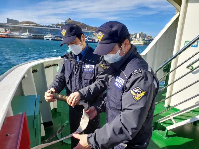 목포해경이 관내 유도선을 대상으로 소화장비 안전관리 점검을 실시하고 있다 (사진제공 = 목포해양경찰서)