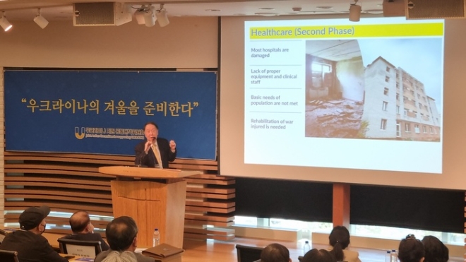 사진=사랑의교회 '우크라이나 재건을 위한 포럼'에서 발표하고 있는 이언 솔브케어 코리아 사장 /솔브케어 제공