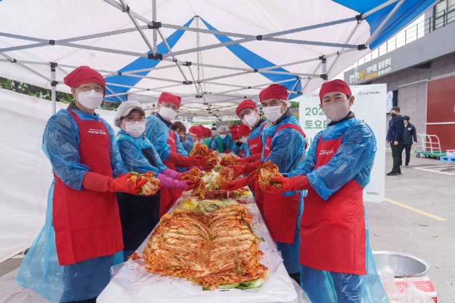 한국토요타자동차는 서울시사회복지협의회와 지난 18일과 19일 양일간 전국 16개 토요타·렉서스 공식 딜러 임직원, 토요타파이낸셜서비스코리아 및 토요타 주말 농부와 함께 ‘2022 토요타·렉서스 사랑의 김장나눔’ 행사를 가졌다고 21일 밝혔다. 사진은 한국토요타자동차 임직원 등 관계자가 김장을 담그고 있는 모습. (왼쪽부터) 서울시복지협의회 전명수 사무총장, 자원봉사자, 한국토요타자동차 타케무라 노부유키 사장, 동일모터스 최병인 사장, 주제주일본국총영사관 다케다 가츠토시 총영사, 한국토요타자동차 이병진 상무. (사진 = 한국토요타자동차 제공)