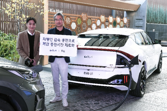 기아는 21일 기아 360에서 백상진 티비유(TBU) 대표, 윤승규 기아 국내eBiz솔루션 실장 등 주요 관계자들이 참석한 가운데 차량간(V2V) 급속 충전 신기술 기반 에너지 거래 솔루션 실증을 위한 업무 협약을 체결했다고 밝혔다. 사진은 21일 백상진 티비유(TBU) 대표(왼쪽), 윤승규 기아 국내eBiz솔루션 실장(오른쪽)이 업무협약 체결 후 기념사진 촬영하고 있는 모습. (사진 = 기아 제공)