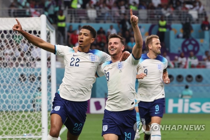 (알라이얀=연합뉴스) 21일 오후(현지시간) 카타르 알라이얀의 칼리파 인터내셔널 스타디움에서 열린 2022 카타르 월드컵 조별리그 B조 1차전 잉글랜드 대 이란 경기.선제골을 넣은 잉글랜드의 주드 벨링엄이 메이슨 마운트와 환호하고 있다. 뒤쪽은 해리 케인.