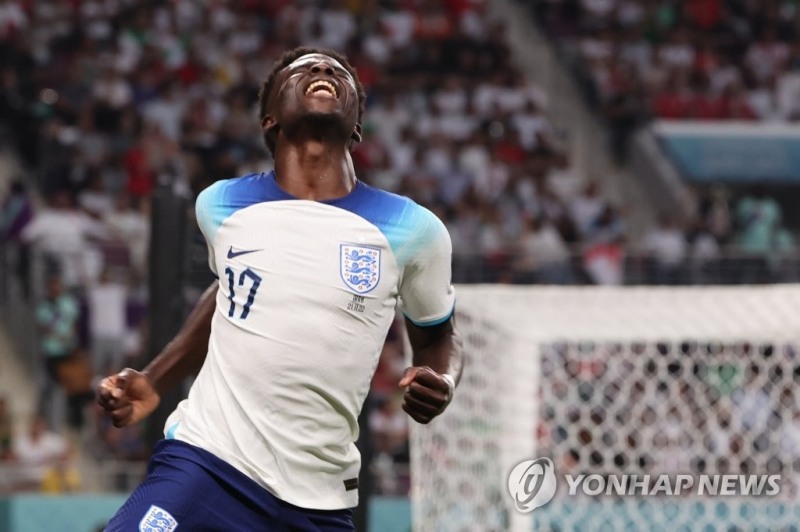 (알라이얀=연합뉴스) 21일 오후(현지시간) 카타르 알라이얀의 칼리파 인터내셔널 스타디움에서 열린 2022 카타르 월드컵 조별리그 B조 1차전 잉글랜드 대 이란 경기.잉글랜드의 두번째 골을 넣은 부카요 사카가 환호하고 있다.