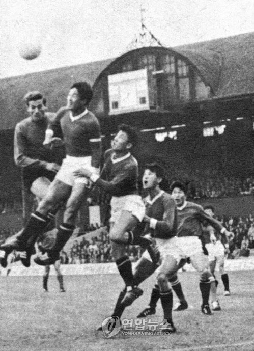  1966년 잉글랜드 월드컵에서 '사다리전법'으로 알려진 북한 선수들 경기 사진. [연합뉴스 자료사진] 