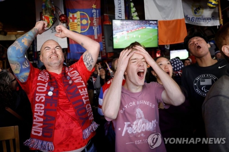미국 시민들이 무승부에 아쉬워하고 있다.