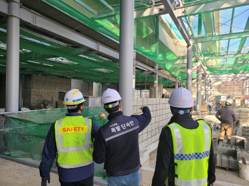 국가철도공단 충청본부 관계자들이 22일(월) 서해선 4공구 현장을 찾아 동절기 대비 안전점검을 시행하고 있다.