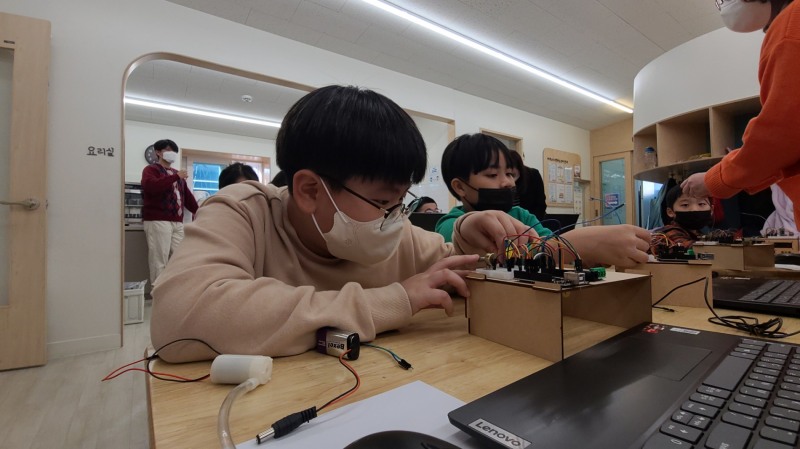 아이누리 지역아동센터 아동들이 스마트팜 키트를 제작하고 있다. (사진제공=에프엔제이)