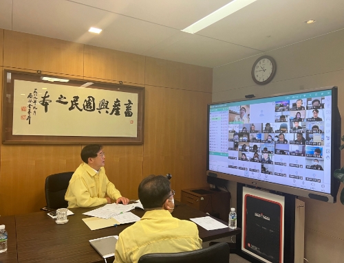 22일 서울시 중구 농협중앙회 본관에서 안병우 농협 축산경제대표이사(사진 왼쪽)가 가축질병 확산방지를 위한 긴급 방역대책 화상회의를 주재하고 있다. / 사진 제공 : 농협