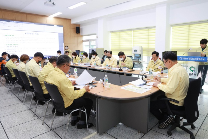 구복규(가운데) 화순군수 주재로 재난 대응과 수습상황 보고 훈련을 실시하는 모습 (사진제공 = 화순군)