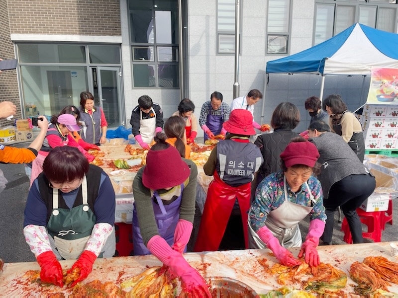 사랑의 김장김치 나눔 행사 모습 (사진제공 = 정읍시)