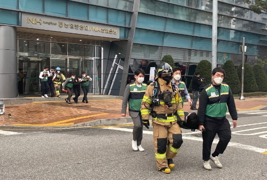 22일 서울시 중구 농협 중앙 광장에서 열린 2022년 재난대응 안전한국훈련 중 화재대피 훈련을 실시하고 있다.