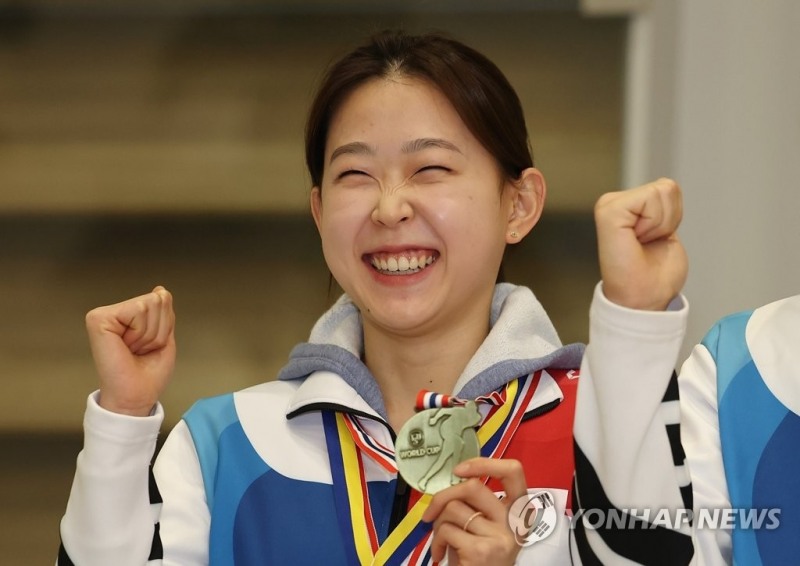 (영종도=연합뉴스) '신(新)빙속여제' 김민선(왼쪽)이 22일 오후 영종도 인천국제공항을 통해 귀국하고 있다.김민선은 네덜란드 헤이렌베인에서 열린 2022-2023 국제빙상경기연맹(ISU) 스피드스케이팅 월드컵 2차 대회 여자 500m 디비전A(1부리그)에서 37초21의 성적으로 우승했다.