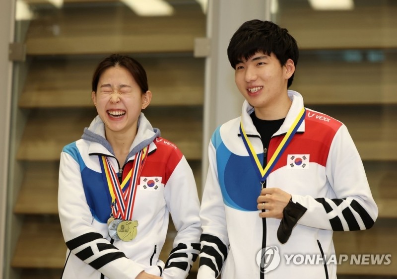 (영종도=연합뉴스) '신(新)빙속여제' 김민선(왼쪽)과 스피드스케이팅 남자 장거리 에이스 정재원이 22일 오후 영종도 인천국제공항을 통해 귀국하며 포즈를 취하고 있다.