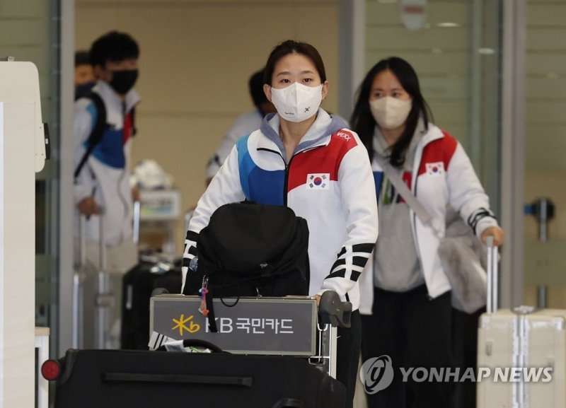 (영종도=연합뉴스) '신(新)빙속여제' 김민선이 22일 오후 영종도 인천국제공항을 통해 귀국하고 있다.김민선은 네덜란드 헤이렌베인에서 열린 2022-2023 국제빙상경기연맹(ISU) 스피드스케이팅 월드컵 2차 대회 여자 500m 디비전A(1부리그)에서 37초21의 성적으로 우승했다.