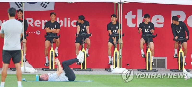 (도하=연합뉴스) 2022 카타르 월드컵 대표팀 황인범(왼쪽부터), 황희찬, 백승호, 이강인, 김문환, 조유민이 21일(현지시간) 카타르 도하 알에글라 훈련장에서 실내 자전거를 타며 워밍업하고 있다.
