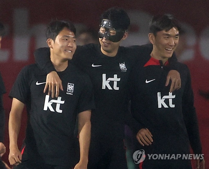 (도하=연합뉴스) 2022 카타르 월드컵 대한민국 축구 대표팀의 '캡틴' 손흥민이 19일 오후(현지시간) 카타르 도하의 알에글라 훈련장에서 나상호(왼쪽), 황인범과 어깨동무를 하고 있다.
